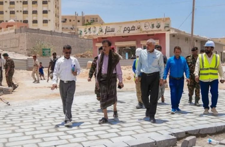 محافظ المهرة يطلع على سير تنفيذ مشروع رصف شوارع الغيضة لتصريف مياه الأمطار والسيول