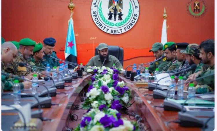 العميد الوالي يترأس اجتماعًا موسعًا بقيادة الموارد البشرية ومدراء الإدارات في الأحزمة ويكرمهم لدورهم المتميز