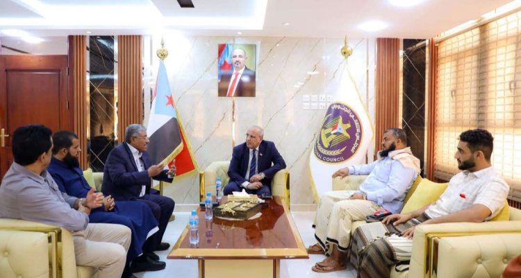 الكثيري يناقش مع عدد من أعضاء جمعية الصرّافين في العاصمة عدن سُبل وقف انهيار العملة