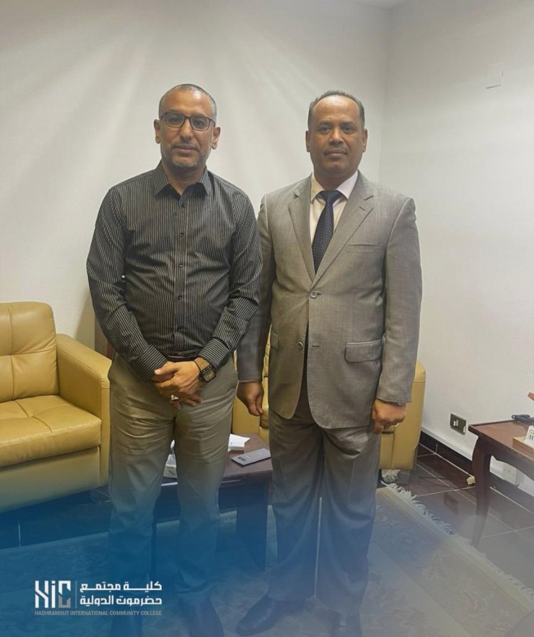 المُلحق الثقافي بسفارة الجمهورية اليمنية في القاهرة يستقبل مؤسس وعميد كلية مجتمع حضرموت الدولية
