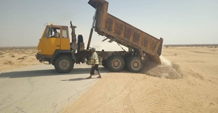 الطرق والجسور بالمهرة تزيل الرمال من الخط الدولي بمنطقة الدرو استجابة لتوجيهات المحافظ.