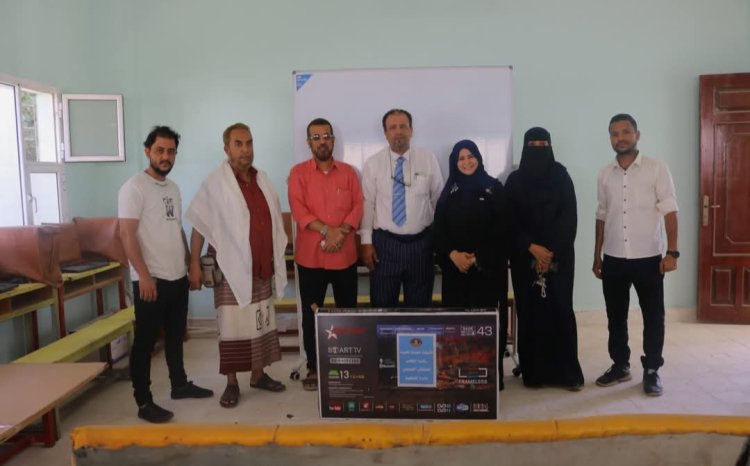 الأمانة العامة تختتم برنامج رفد مدارس الثانوية بالوسائل التعليمية الحديثة في العاصمة عدن