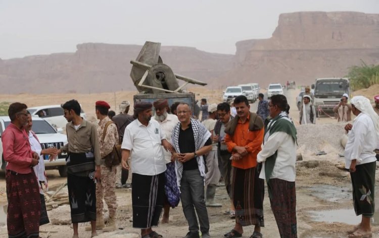 الوكيل بارزيق يطلع على مستوى الإنجاز في مشروع إعادة تأهيل طريق حريضة عمد