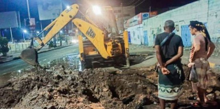 العاصمة عدن... إصلاح كسر في خط مياه رئيسي بمديرية صيرة