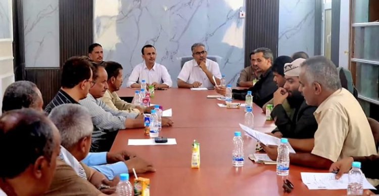 السلطة المحلية عتق تشيد بجهود المحافظ “بن الوزير” وتقر ثلاثة مشاريع ضمن برنامجها الاستثماري