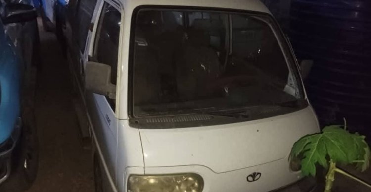 أمن العاصمة عدن يستعيد حافلة مسروقة ويلقي القبض على المتهم بسرقتها.