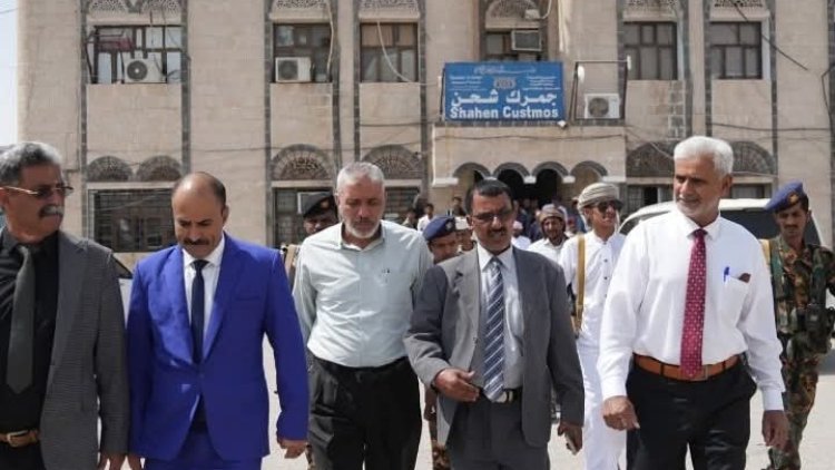 الوكيل الفني بالمهرة يدشين النظام الآلي في جمرك شحن لتسهيل إجراءات عبور المسافرين.