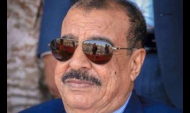 اللواء بن بريك يُعزّي الشيخ احمد محسن بن سبعة بوفاة والده