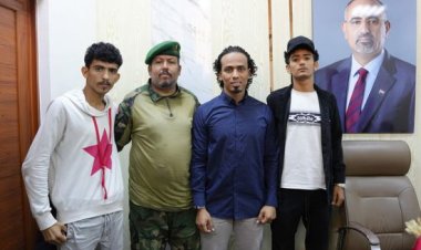 انتقالي عدن يكرم شابا لإنقاذه مواطن من الغرق بالتواهي