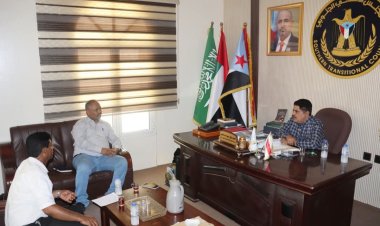 رئيس تنفيذية انتقالي حضرموت يناقش دعم القطاع الصحي مع مدير مكتب وزارة الصحة بالساحل