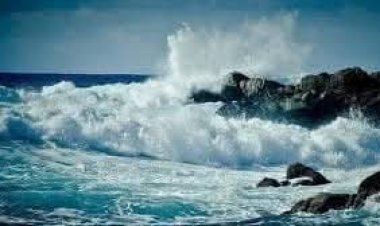 خفر السواحل بحضرموت تحذّر المواطنين من السباحة خلال أشهر الصيف بسبب اضطراب البحر وارتفاع الأمواج.