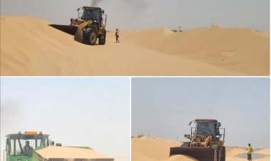 تدشين أعمال إزالة الرمال المتحركة من الخط الدولي بمنطقة النشيمة بمديرية رضوم