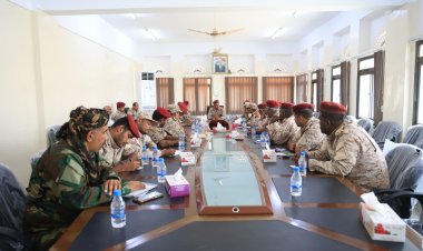 اللواء بارجاش يبحث مع القادة العسكريين الخطة العسكرية والامنية لعيد الأضحى المبارك