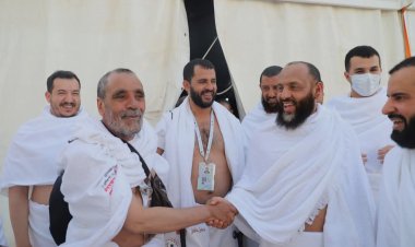 وزير الأوقاف والإرشاد يتفقد حجاج اليمن في مخيمات عرفات