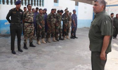 مدير الأمن والشرطة بساحل حضرموت يتفقّد الوحدات والإدارات الأمنية عقب صلاة عيد الأضحى المبارك بالمكلا