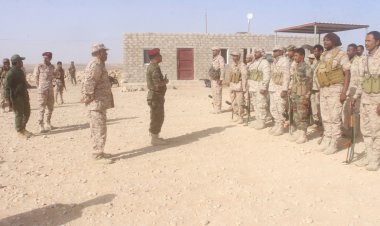 قائد اللواء الثاني دفاع ساحلي يشارك منتسبيه فرحة العيد ويتفقد مواقعهم العسكرية