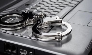 شرطة مديرية شبام تلقي القبض على متهم في قضية بابتزاز الكتروني لأحدى النساء