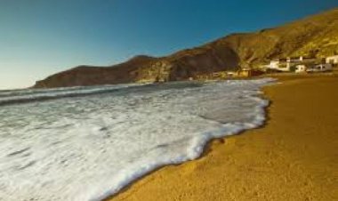 خفر السواحل يحذر من خطر اضطراب الموج بشواطئ عدن