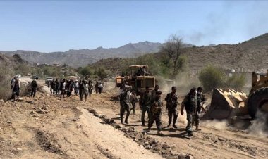 الحزام الأمني بالضالع يعيد إصلاح وفتح الطريق الدائري بمنطقة "سهده"