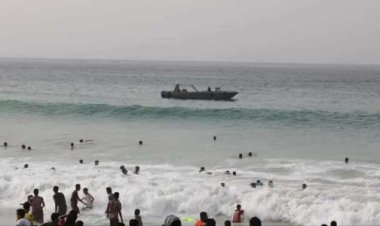 انتشال جثة فتاة من شواطئ بحر المكلا عقب ساعات من غرقها.