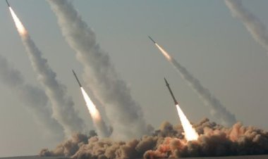 موجة ضخمة من الصواريخ والمسيرات تجاه إسرائيل