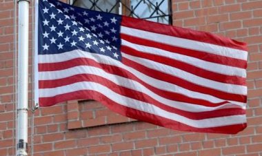 متظاهرون يطالبون مشاة البحرية الأمريكية بمغادرة لوس انجليس