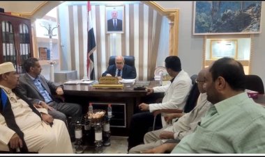 وزير الإدارة المحلية يترأس اجتماعاً بقيادة الوزارة ويشيد بمستوى الانضباط الوظيفي