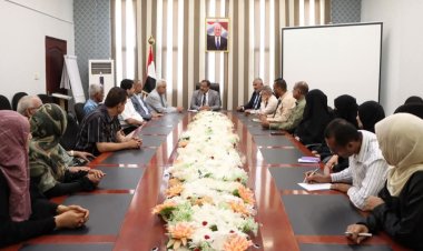 رئيس الوزراء يزور وزارة الخدمة المدنية ويوجه بسرعة إطلاق العلاوات والتسويات للجامعات ووزارتي التربية والتعليم والصحة