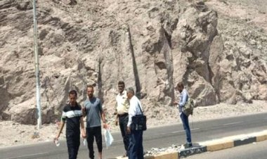 فريق هندسي ينفذ دراسة ميدانية للانهيارات الصخرية في عقبة عدن