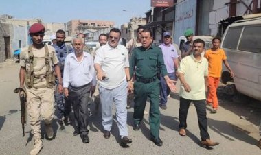 حملة لإزالة السيارات المتهالكة من شوارع الدرين في المنصورة