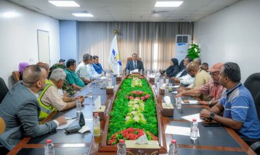 وزير النقل يتفقد سير العمل بمطار عدن الدولي ويعقد اجتماعاً بقيادته