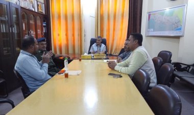 مدير عام مديرية غيل باوزير يناقش مع مدير الأمن و منسق ائتلاف الخير ظاهرة بيع المساعدات الغذائية