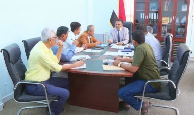 أمين عام محلي حضرموت يترأس اجتماعاً للجنة المناقصات بالمحافظة ويقر ترسية مشروع تسوير وتخديم الساحة العامة للمعهد الفني بالشحر