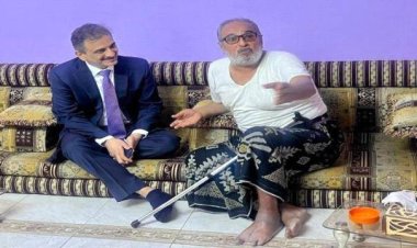 محافظ العاصمة عدن يزور الفنان المسرحي “قاسم عمر” ويُوجه بتحمل تكاليف علاجه