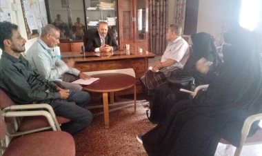 مدير صحة أبين يلتقي بفريق المستودعات الطبية ويوجه بحل تحديات التخزين والنقل