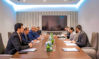 الرئيس الزُبيدي يبحث مع السفيرة البريطانية ومسؤولي البنك الدولي المستجدات السياسية والحلول العاجلة لأزمة الكهرباء