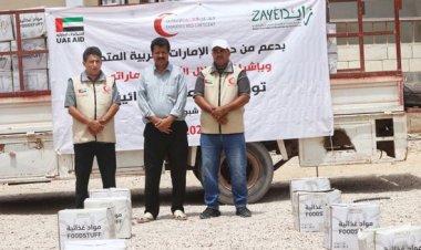 هلال الإمارات يوزع طرود غذائية على الأسر الأشد فقرا في شبوة