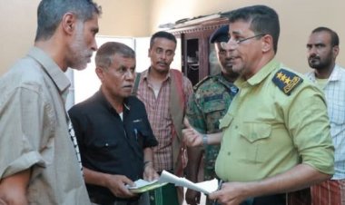 مدير عام الشحر يطلع على سير العمل بفرع مصلحة الأحوال المدنية