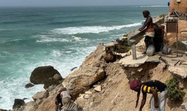 مؤسسة الطرق بالمهرة تبدأ أعمال صيانة طريق الغيضة – حوف استعدادًا لموسم خريف حوف السياحي