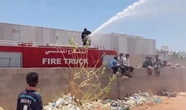 الدفاع المدني بساحل حضرموت يسيطر على حريق في مركز تجاري في المكلا