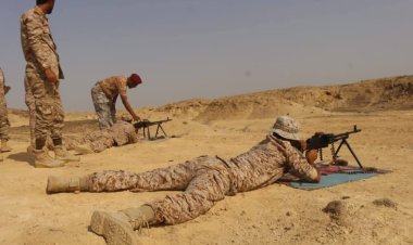 المدرسة القتالية تنفذ مشروع الرماية بالذخيرة الحية لرفع كفاءة الضباط