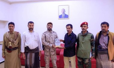 انتقالي عتق يكرّم عددا من القيادات العسكرية بالمحافظة