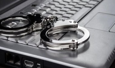 إدارة البحث الجنائي بوادي حضرموت تضبط شخصاً متورطاً في ابتزاز مواطن بنشر صور احد اقربائه