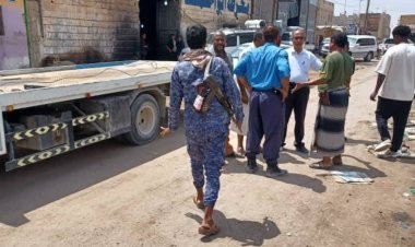 تدشين حملة لإزالة مخلفات الورش ورفع هياكل السيارات في عدد من شوارع مدينة عتق .