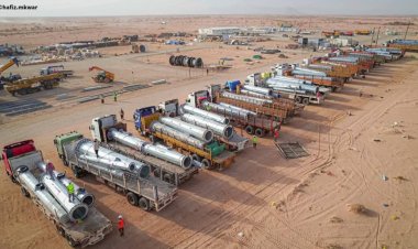 محافظة شبوة" تستقبل قافلة كبيرة تضم قرابة 100 مقطورة محملة بمعدات وتجهيزات أبراج نقل الطاقة