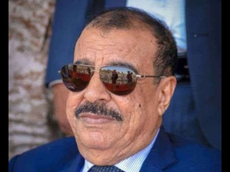 اللواء بن بريك يُعزّي الشيخ احمد محسن بن سبعة بوفاة والده