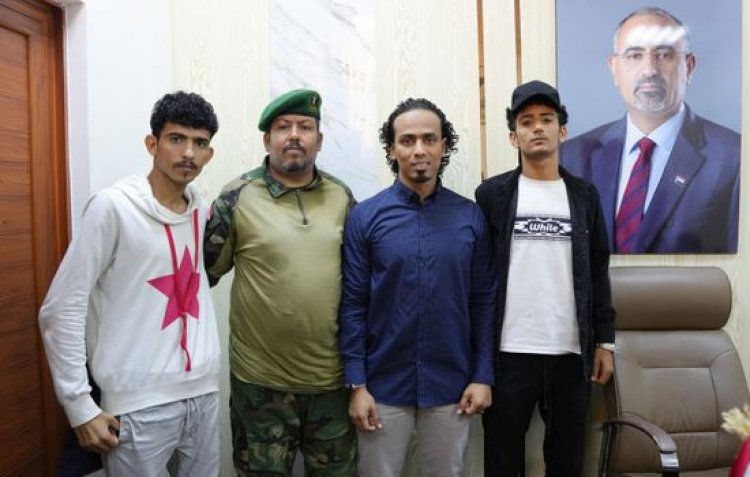 انتقالي عدن يكرم شابا لإنقاذه مواطن من الغرق بالتواهي