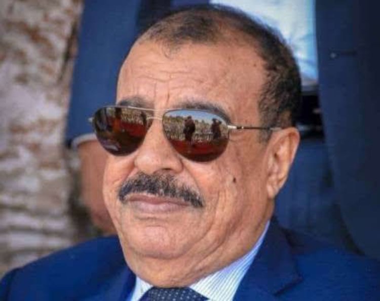 اللواء بن بريك يُعزّي في وفاة اللواء صالح الشعملي