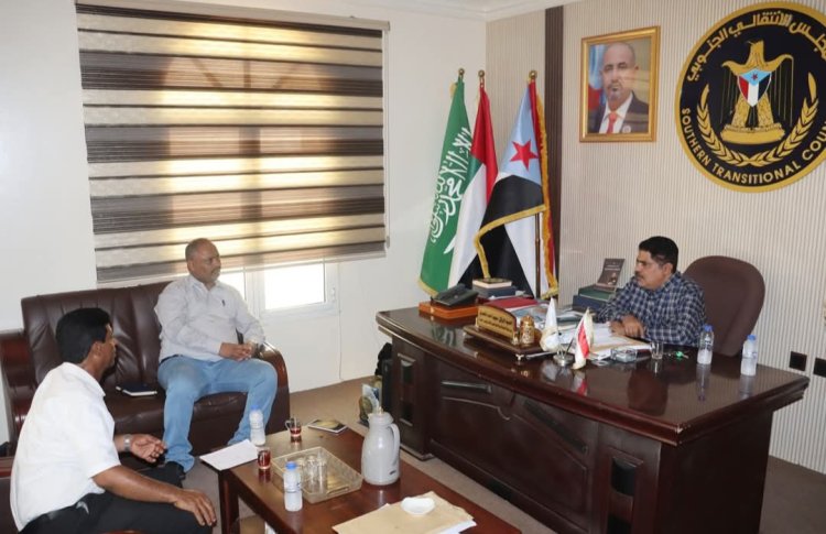 رئيس تنفيذية انتقالي حضرموت يناقش دعم القطاع الصحي مع مدير مكتب وزارة الصحة بالساحل