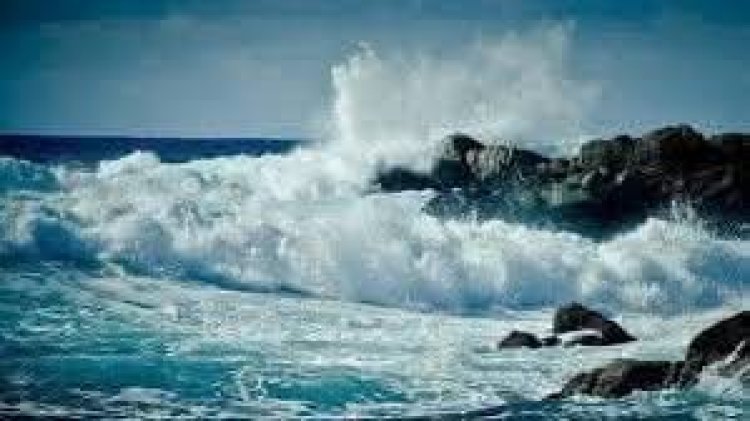 خفر السواحل بحضرموت تحذّر المواطنين من السباحة خلال أشهر الصيف بسبب اضطراب البحر وارتفاع الأمواج.